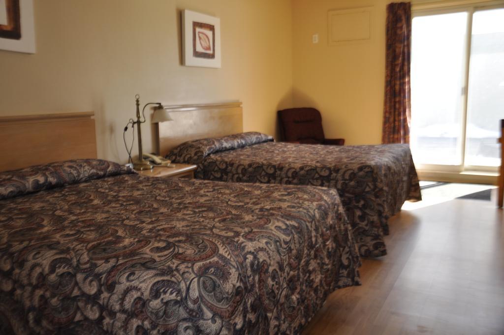 Motel Les Pignons Verts Buckingham Habitación foto